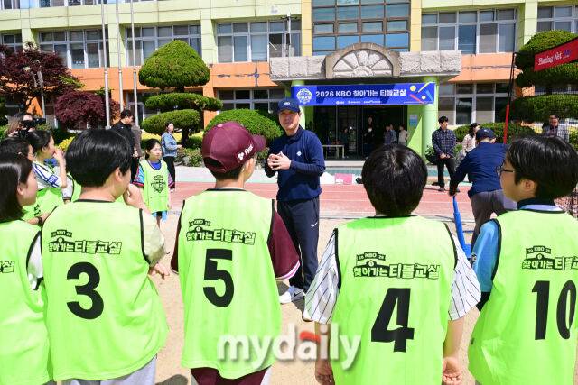 'LG·삼성·롯데 유니폼 입고 올 정도' KBO 찾아가는 티볼교실, 류지현 감독도 나섰다