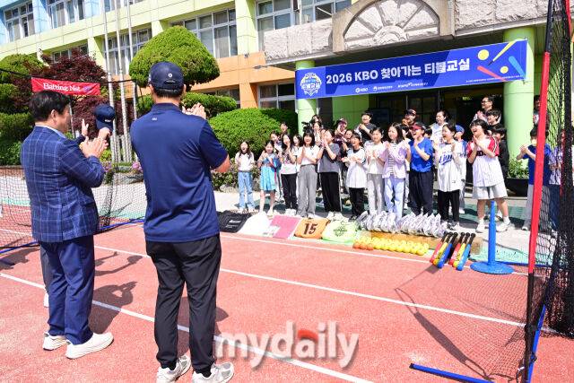 'LG·삼성·롯데 유니폼 입고 올 정도' KBO 찾아가는 티볼교실, 류지현 감독도 나섰다