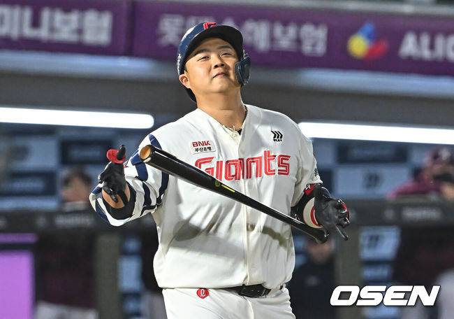 대타 준비하자 관중석에서 탄식, 롯데 차세대 거포가 이런 처지라니…OPS .573 부진 탈출 절실하다