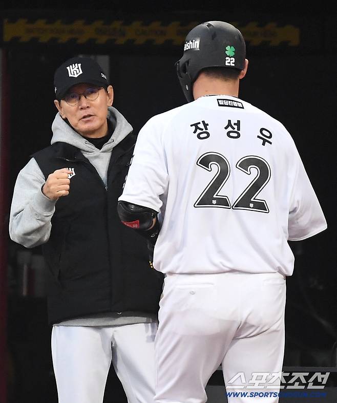 2년 16억 왜 도장 안찍나 했는데...버틸만 했네, 홈런 2위-타점 3위 '헐값' 계약 되나