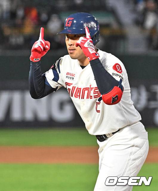 2G 연속 무안타 침묵, 김태형 감독 결국 칼 빼들었다…전준우, 선발 라인업 제외 “배트 스피드 떨어져 보여” [오!쎈 부산]