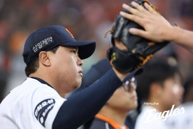 '5회까지 퍼펙트→한 이닝 6실점 실화?' 류현진 6회 무슨 일이, 최지훈 기습번트에 당황했나…회장님 오신 날 韓 120승 실패 [MD대전]