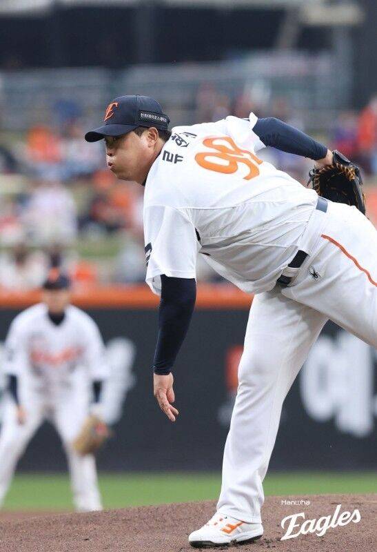 '5회까지 퍼펙트→한 이닝 6실점 실화?' 류현진 6회 무슨 일이, 최지훈 기습번트에 당황했나…회장님 오신 날 韓 120승 실패 [MD대전]