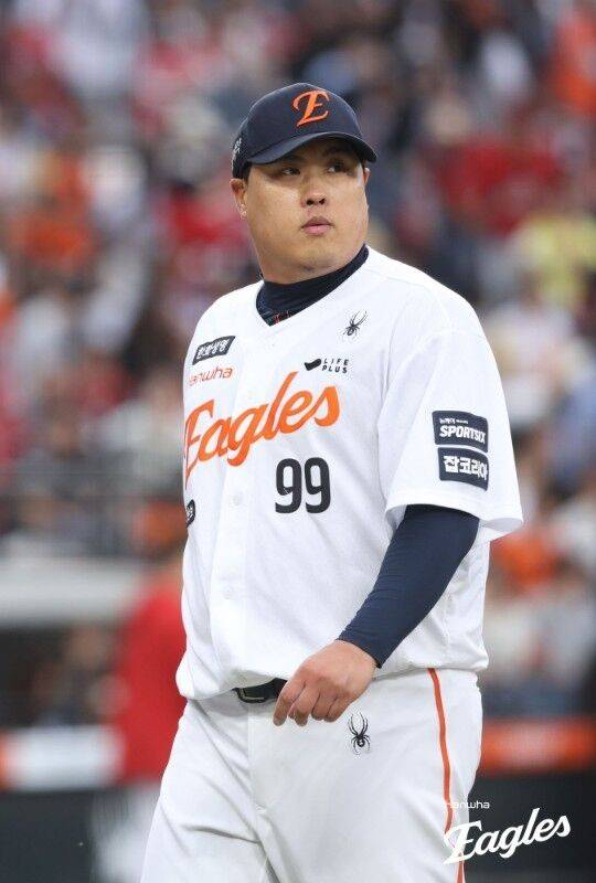 '5회까지 퍼펙트→한 이닝 6실점 실화?' 류현진 6회 무슨 일이, 최지훈 기습번트에 당황했나…회장님 오신 날 韓 120승 실패 [MD대전]