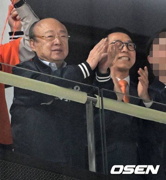 '한화 회장님 떴다' 김승연 구단주, 시즌 1호 볼파크 방문…