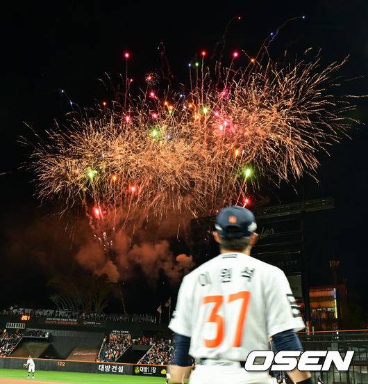 '한화 회장님 떴다' 김승연 구단주, 시즌 1호 볼파크 방문…