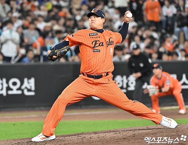 류현진, 5회까지 퍼펙트→6회에 무너졌다…SSG 상대 5⅔이닝 4자책 [대전 라이브]