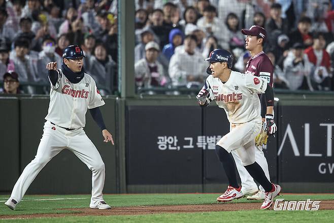 평일 2만 3200석 완판→롯데 홈 첫 위닝시리즈, 김태형 감독