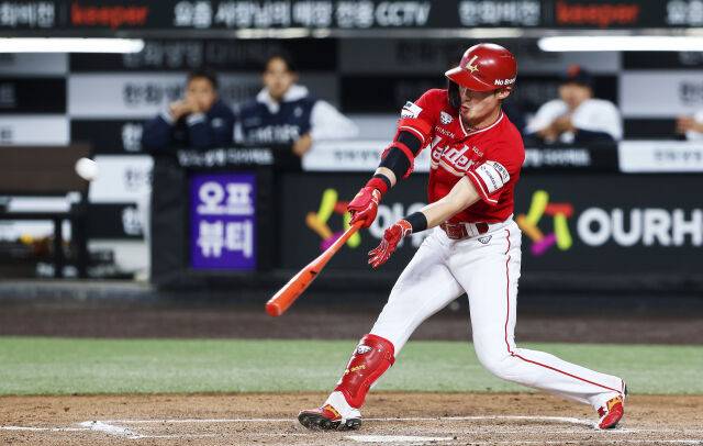 '한화 14실점 자멸' 류현진에 퍼펙트 패배 위기 아니었나, 이 선수 기습번트 신의 한 수…제2의 김광현도 완벽