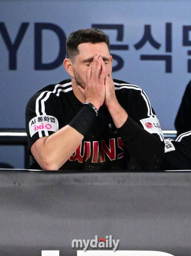 헬멧 집어 던졌던 '꽈당' 오스틴의 눈물, 동료들이 닦아준 '기적의 8회' [유진형의 현장 1mm]