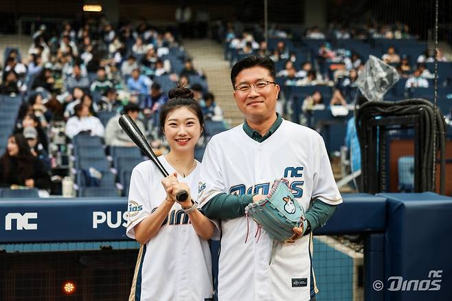 35년 직장생활 마치는 날, 프로야구 시구자로 나섰다!...딸 덕에 마운드 선 아빠