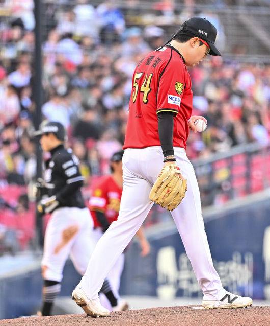 '삼진 17개 실화냐' KIA 속수무책 당했다…KT 시즌 20승 선착, 장성우 9회 '천금 결승타' [광주 리뷰]