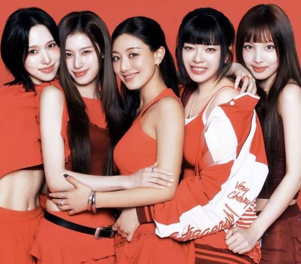 아이돌 트와이스, 日 프로야구 경기 중단시켜 화제…인근 공연장 '화려한 불꽃놀이'→선수들도 시선 집중