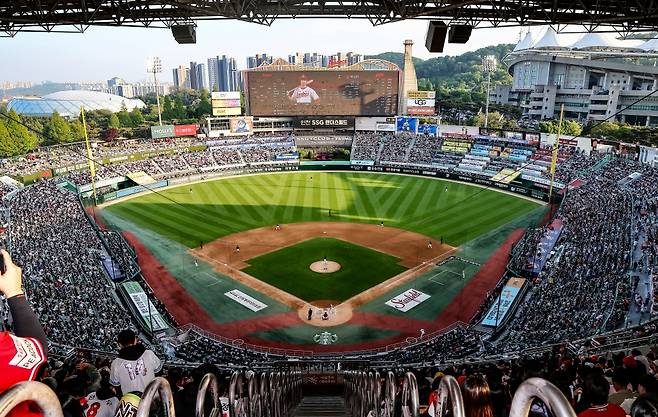 오늘(2일) 'KBO 유일' 오후 2시 경기 '벌써 매진'→위기의 외인 선발 출격! 사령탑