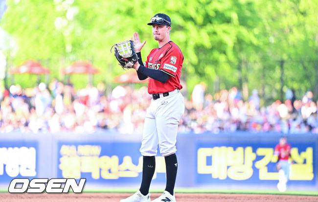 “보이지 않은 1루수”… KIA 데일 수비, 뼈아픈 한 장면 [박준형의 ZZOOM]
