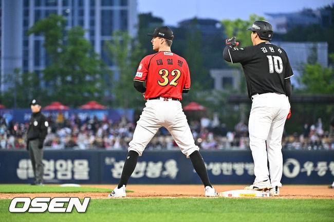 “보이지 않은 1루수”… KIA 데일 수비, 뼈아픈 한 장면 [박준형의 ZZOOM]