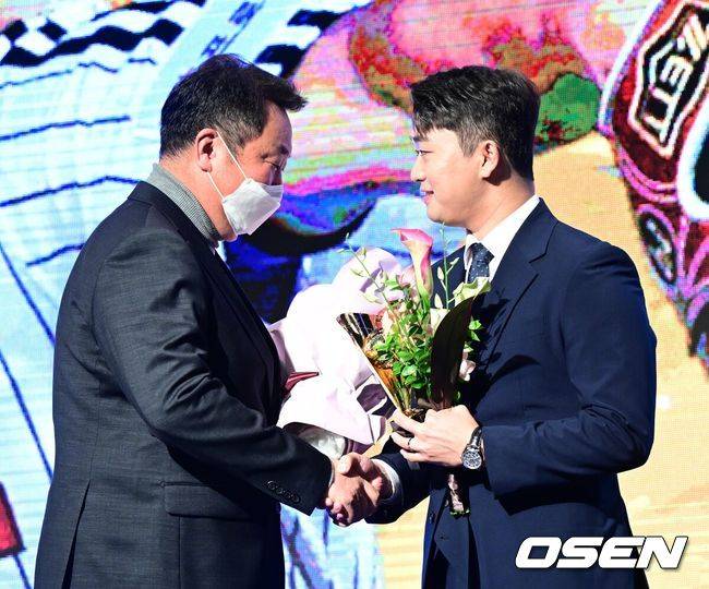 ‘고우석 LG 복귀 협상’ 잘 안풀리나, 차명석 단장 미국으로 떠났다…고우석 아내는 서울에
