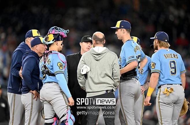 '최고 166km KKKKKKKK' 대기록 보였는데…갑자기 자진교체, ML 신기록+노히트 다 놓쳤네