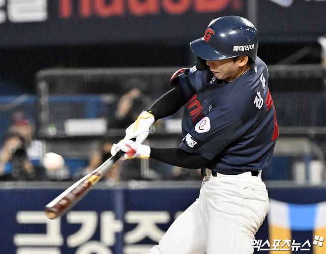 '롯데전 무실점 중이었는데' SSG 베니지아노, 6회 헤드샷 퇴장…장두성은 교체