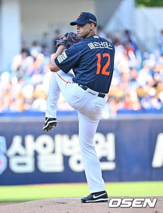 아! 완봉각이었는데…ERA 0.50 한화 특급 외인, 팔꿈치 괜찮아야 할 텐데 [오!쎈 대구]
