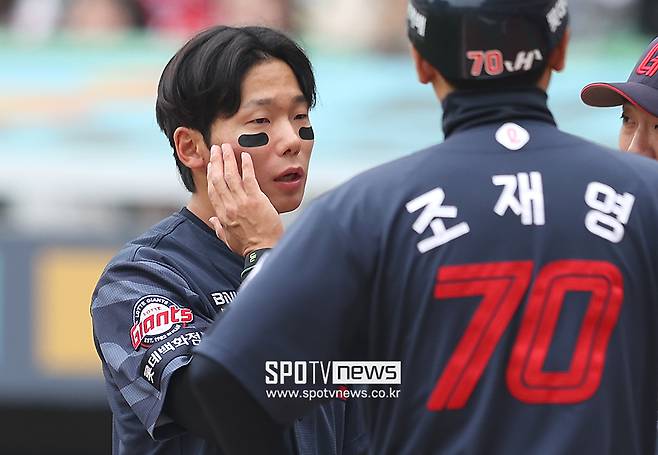 롯데 악바리 감동 투지, 헤드샷 맞고도 경기 남으려고 하다니… ‘전민재 악몽’ 피해야 하는데