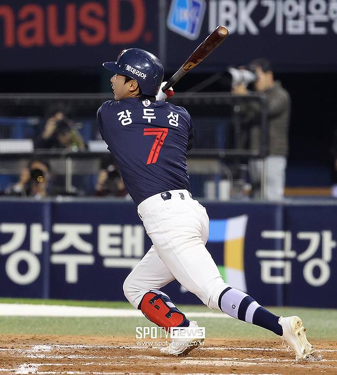 롯데 악바리 감동 투지, 헤드샷 맞고도 경기 남으려고 하다니… ‘전민재 악몽’ 피해야 하는데