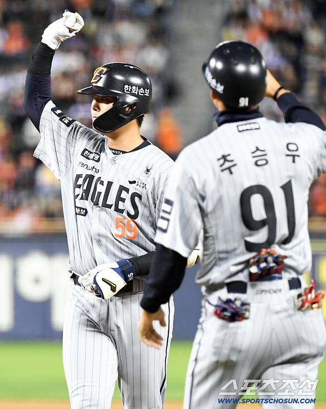 '이틀 연속 대포' 술렁이는 한화팬, 이글스에 이런 거포 포수가…, 문동주 강판 직후 장찬희 상대 투런포 폭발→2타석 만 3타점