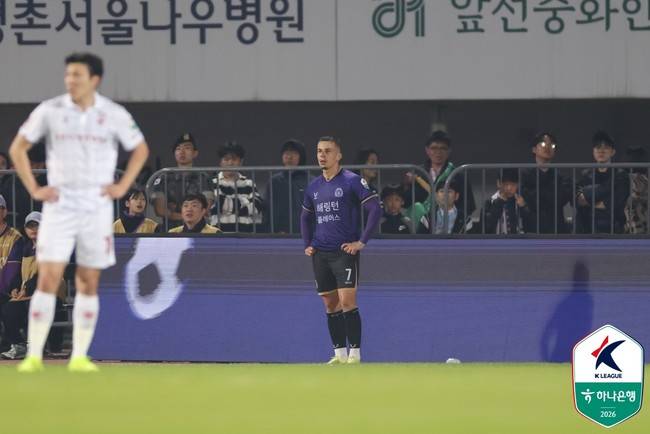 [K리그1 이슈] 욕설 퍼붓고 난입해 수건 날리고...판정 불만 가득한 안양 팬들, 심판들과 일촉즉발 상황