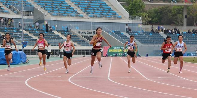 ‘성인보다 빨랐다’ 여중생 왕서윤, 100m 11초83 ‘17년만 부별 한국기록’ 종별선수권 우승