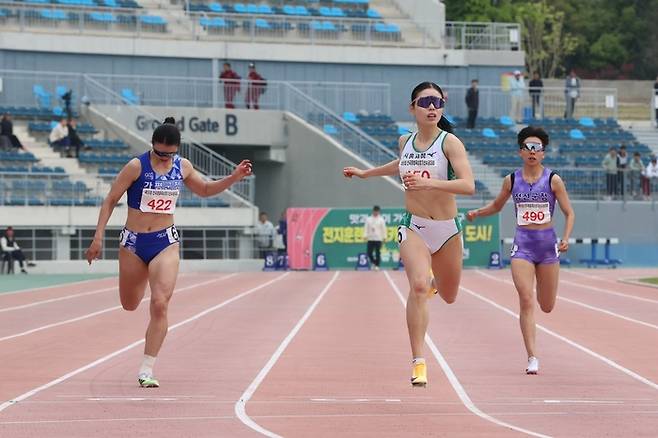 ‘성인보다 빨랐다’ 여중생 왕서윤, 100m 11초83 ‘17년만 부별 한국기록’ 종별선수권 우승