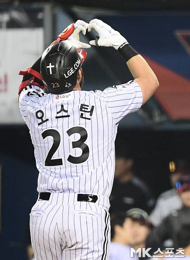 “사이클링 히트 아쉽지만 팀 승리 보탬될 수 있어 기뻐”…3안타 1홈런 5타점 맹타로 LG 3연승 이끈 오스틴의 미소 [MK잠실]