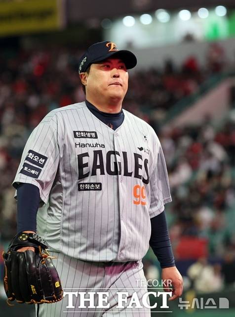 류현진 '퍼펙트' 깬 최지훈 '번트'...불문율이 아닌 두 가지 이유 [김대호의 야구생각]