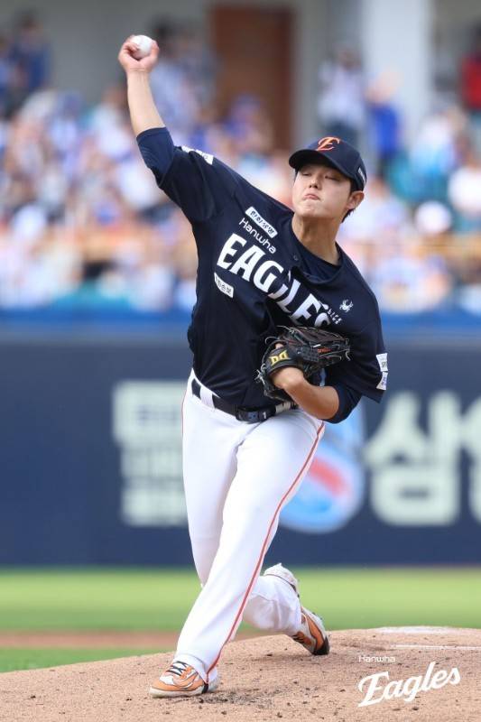'15구 만의 공포' 문동주, 어깨 통증에 긴급 교체…'정밀 검진 결과' 한화 운명 갈린다!
