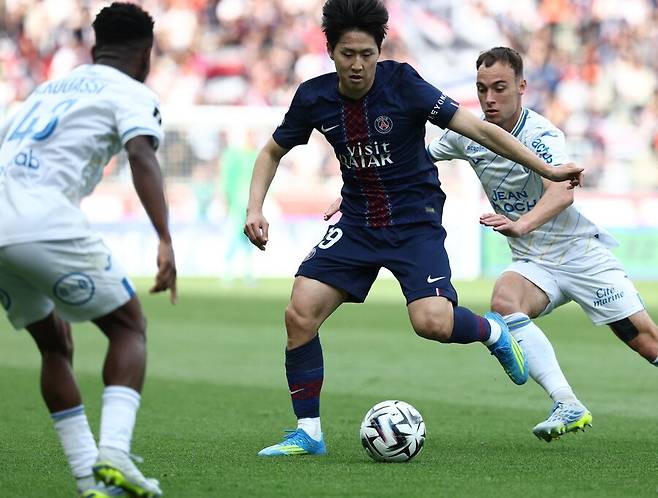 ‘90분 풀타임+미드필더 평점 1위’ 이강인, PSG 연속 선발…챔스 준결승 기회잡을까 ‘로리앙과 2-2 무승부’