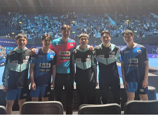 '韓 남자 탁구, 최강 中 꺾었다' 19살 막내, 2승 기염…신유빈 부상에 女 대표팀은 2연패