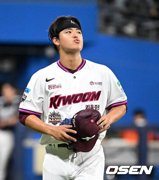 ‘박석민 아들’ 박준현 최악의 하루, 157km 던지고도 실책-볼넷에 눈물…3⅔이닝 5실점 조기 강판 [오!쎈 고척]