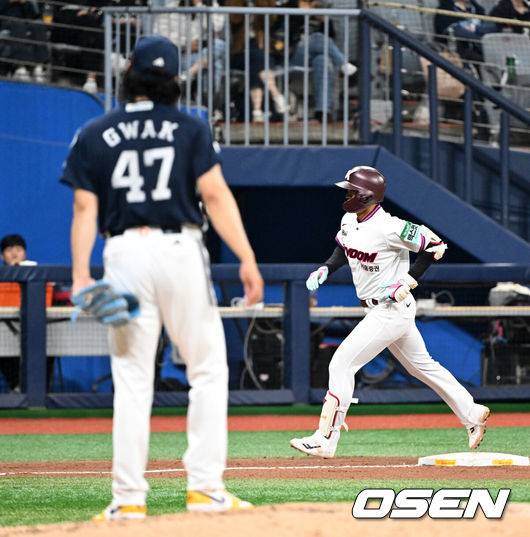 ‘와 대박’ 양현종 마수걸이 홈런 터졌다! 국대 에이스 150km 통타→데뷔 2년 만에 첫 아치 감격 [오!쎈 고척]