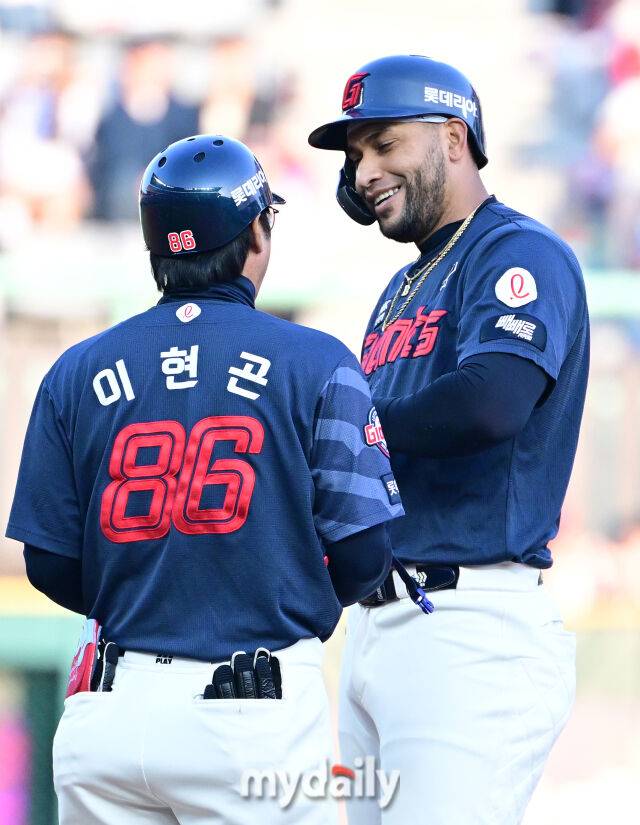 '꼴찌→8위' 롯데, 어떻게 1049일 만에 싹쓸이에 성공했나…롯데 팬들 잊지 않았다, 김태형