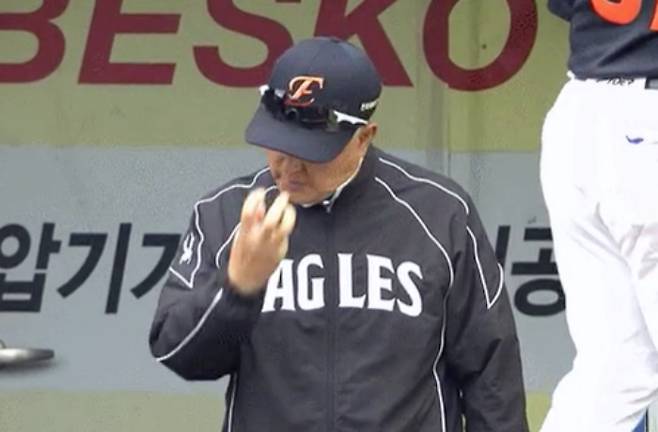 '문현빈 눈찌르기 루틴 하지마? 집중해?' 김경문 감독, 직접 눈 가리키며 취한 동작 '설왕설래'
