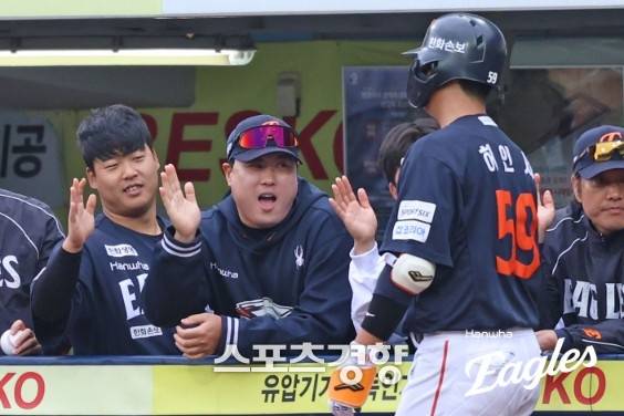 3경기 4홈런, 걸리면 넘어간다···홈런으로 이겨낸 경쟁, 한화 허인서 괴물포수로 성장하나
