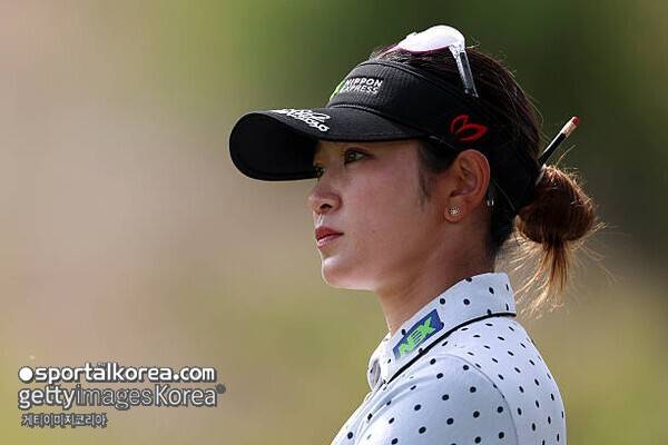 '장갑도 벗어 던졌다' 황유민 쫓는 日 골퍼, LPGA 커리어 최고 성적 기록→신인왕 2위 도약...'돌격대장' 긴장해야 하나?
