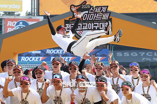 '전국대회 우승만 20번' 고교 최강 감독이 국가대표 사령탑에…덕수고 정윤진 감독, 13년 만에 명예회복 노린다