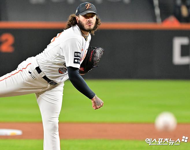 작년 5월 'KBO 탈삼진 대기록' 세웠는데…딱 1년 만에 목발 짚고 재활 신세→폰세, 끝없는 싸움 돌입했다