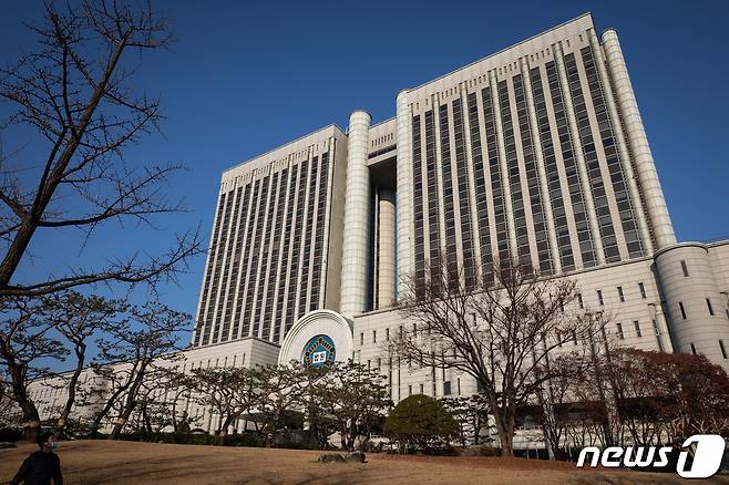 '프로야구 독점 중계권' 대가 억대 뒷돈 혐의…KBO 임원 2심도 무죄
