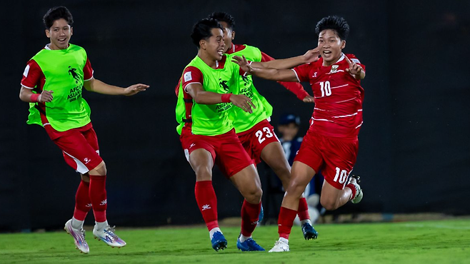 '42골 무실점' 中 최강 세대 무너졌다…인도네시아 '늪축구'에 완패→슈팅 19개 퍼붓고도 '빅찬스 0회' 굴욕