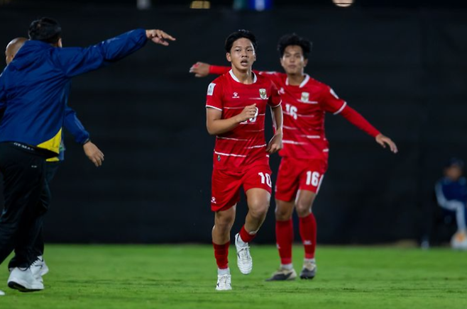 '42골 무실점' 中 최강 세대 무너졌다…인도네시아 '늪축구'에 완패→슈팅 19개 퍼붓고도 '빅찬스 0회' 굴욕