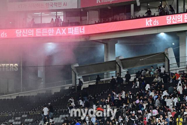 롯데-KT전 갑자기 연기 대량 발생→경기 중단까지…수원 야구장에 무슨 일이 있었나 [MD수원]