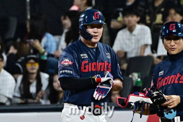 롯데 35세 아픈 손가락, 323일 만에 삼자 범퇴 감동…