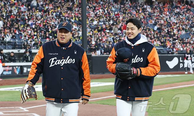 한화 류현진, '어깨 부상' 문동주에 조언…