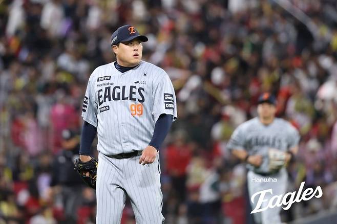 한화 류현진, '어깨 부상' 문동주에 조언…